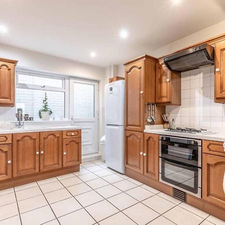 4 Bed 3 Baths In Central Windsor! Walk 2 All The Sights! Legoland 5 Min Drive Kültér fotó