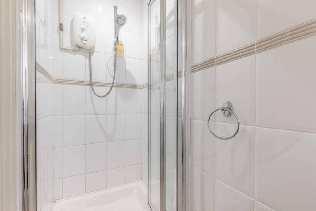 4 Bed 3 Baths In Central Windsor! Walk 2 All The Sights! Legoland 5 Min Drive Kültér fotó