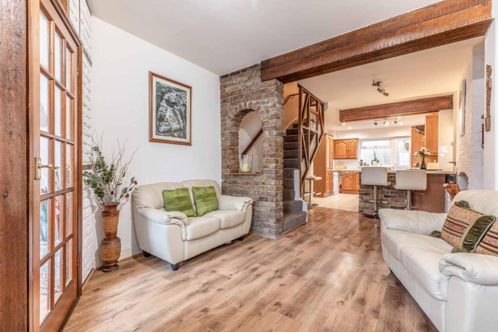 4 Bed 3 Baths In Central Windsor! Walk 2 All The Sights! Legoland 5 Min Drive Kültér fotó