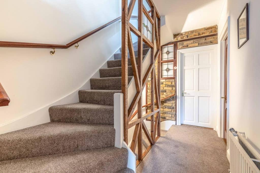 4 Bed 3 Baths In Central Windsor! Walk 2 All The Sights! Legoland 5 Min Drive Kültér fotó