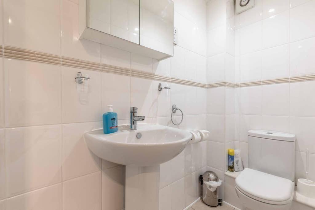 4 Bed 3 Baths In Central Windsor! Walk 2 All The Sights! Legoland 5 Min Drive Kültér fotó