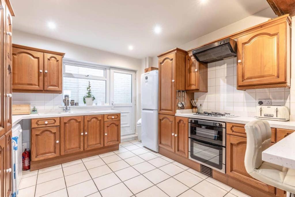 4 Bed 3 Baths In Central Windsor! Walk 2 All The Sights! Legoland 5 Min Drive Kültér fotó